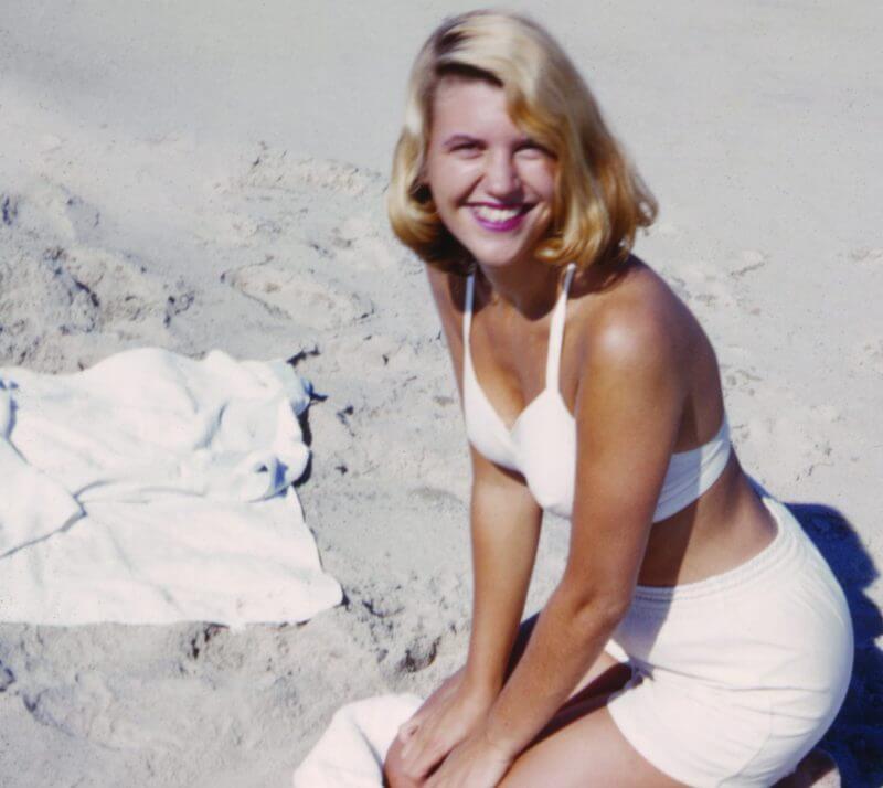 Sylvia Plath en la playa en una imagen de archivo