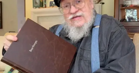 George R.R. Martin con el libro de agradecimiento de sus lectores