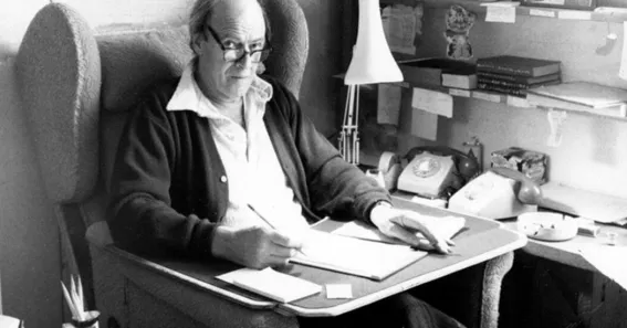 Roald Dahl trabajando en su obra