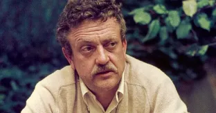 Kurt Vonnegut, autor de la novela Matadero 5 sobre el bombardeo de Dresde