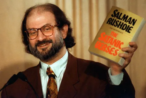 ¿Qué fue la fatwa sobre el escritor británico Salman Rushdie que puso precio a su cabeza?