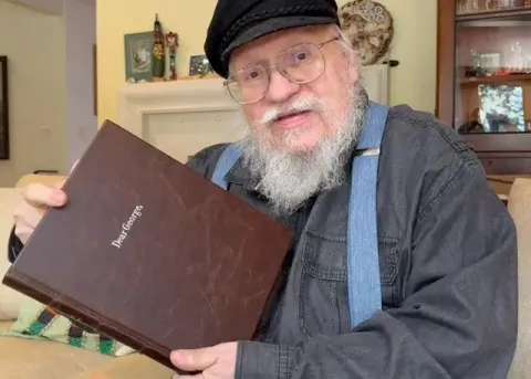George R.R. Martin con el libro de agradecimiento de sus lectores