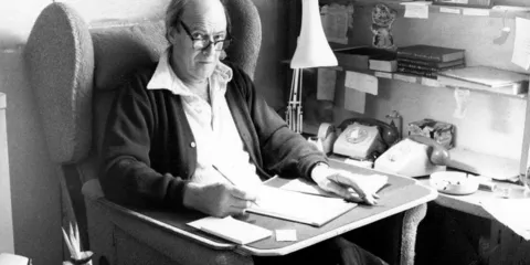 Roald Dahl trabajando en su obra