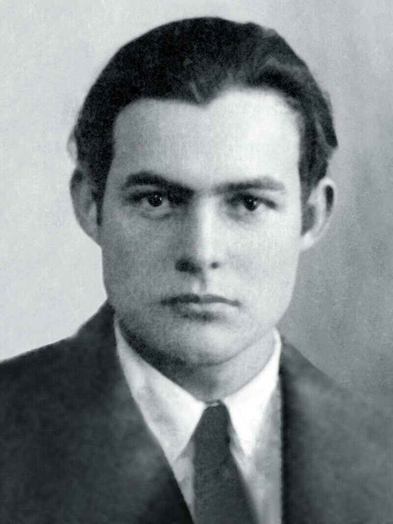 Foto de pasaporte de Hemingway en 1923 en su primer viaje a España