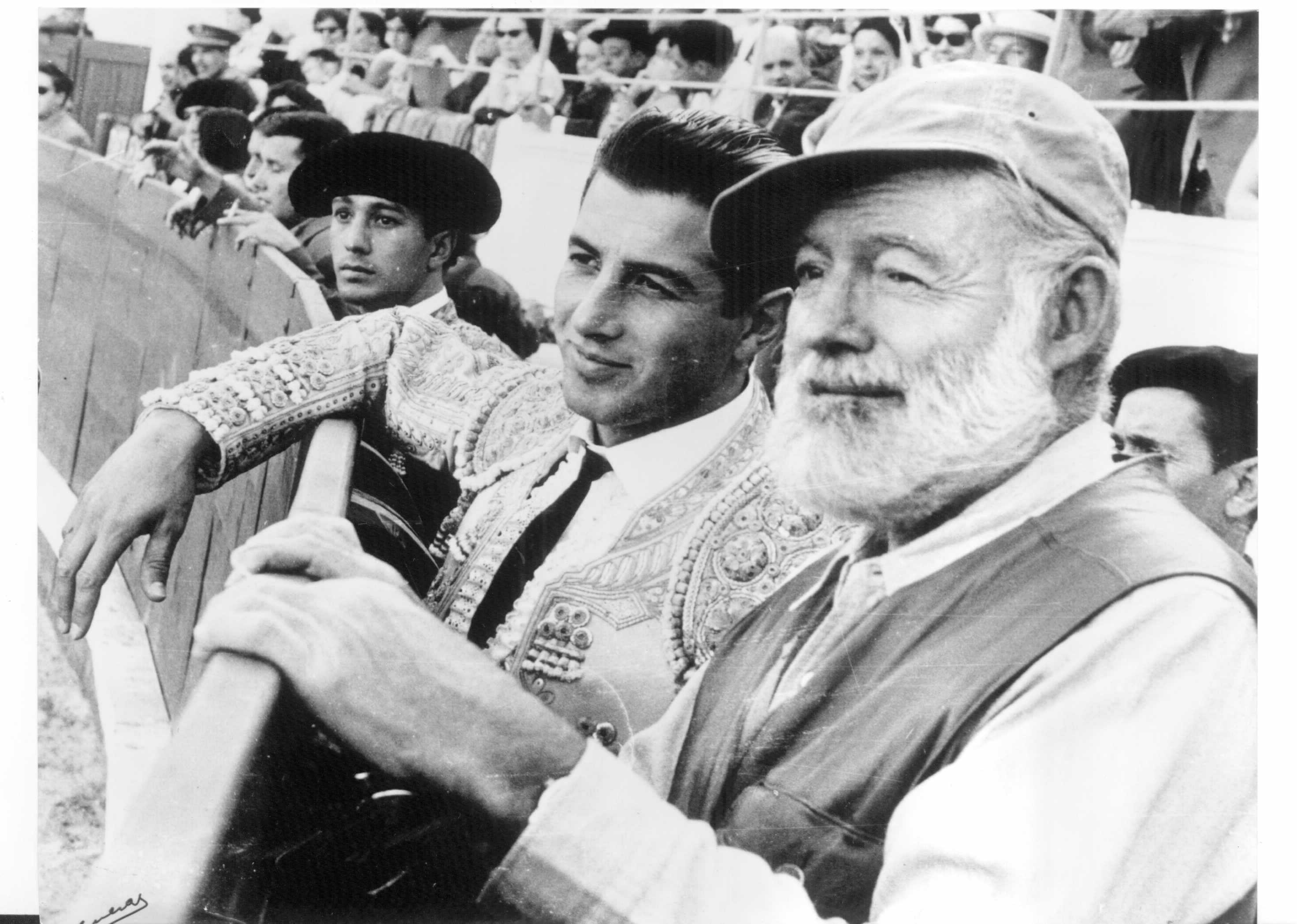 Hemingway en los toros en uno de sus viajes a España