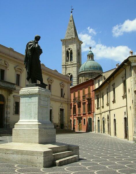 Escultura de Ovidio en Sulmona