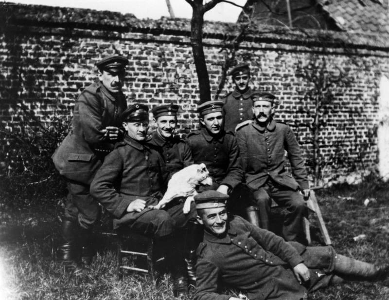 Hitler y sus compañeros de pelotón en la Primera Guerra Mundial