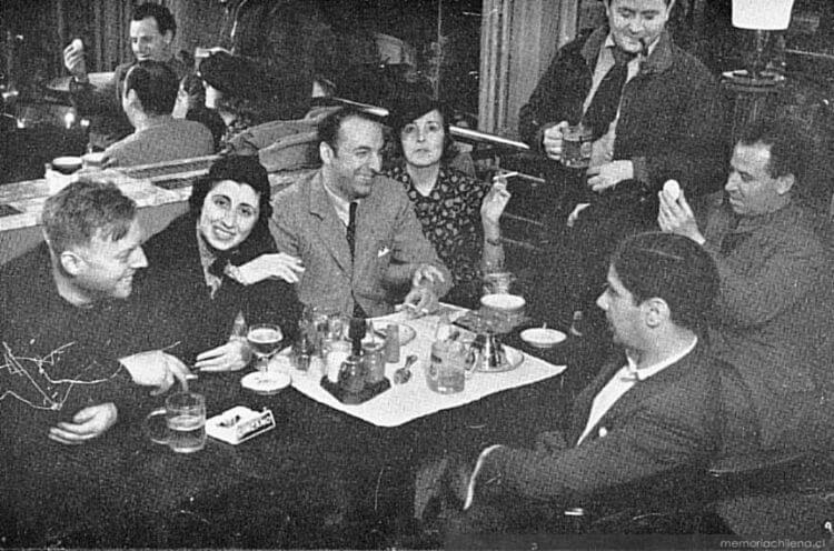 Pablo Neruda y su pareja en un café de Madrid