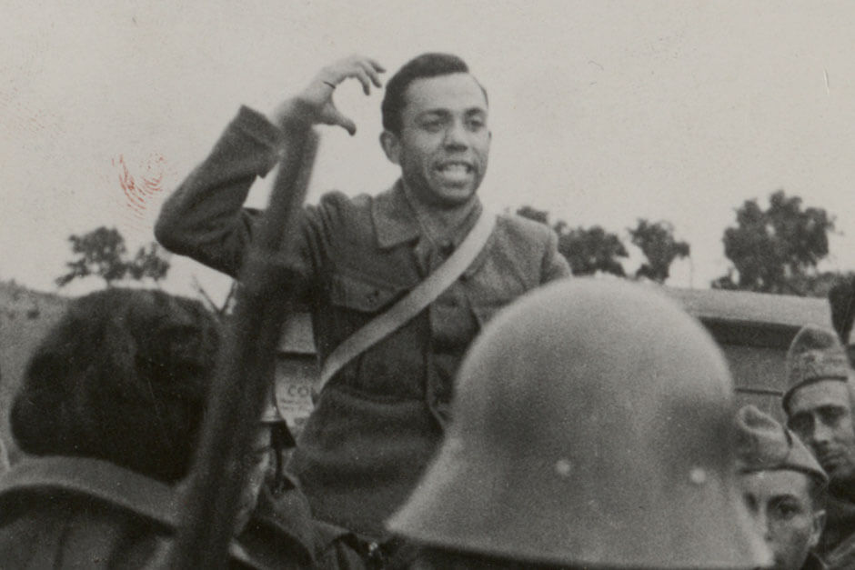Miguel Hernández arengando a las tropas durante la guerra civil