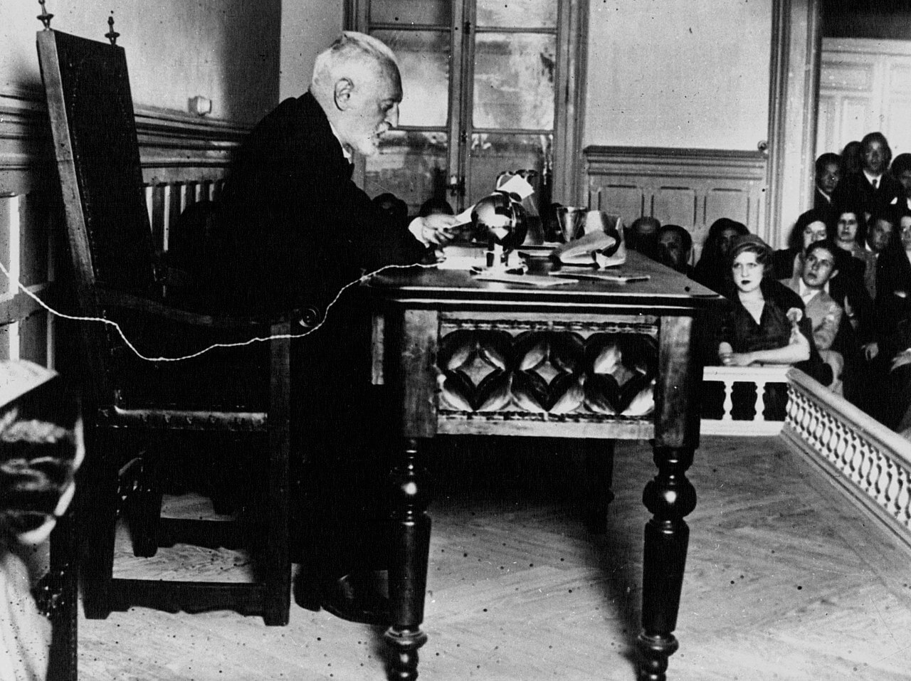 Unamuno impartiendo una conferencia en 1932