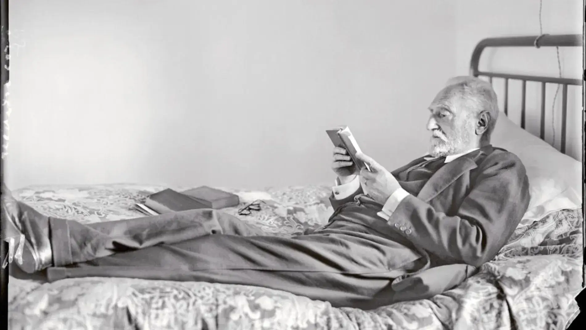 Unamuno en su casa leyendo un libro