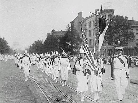 Manifestación del Ku Klux Klan en los años veinte