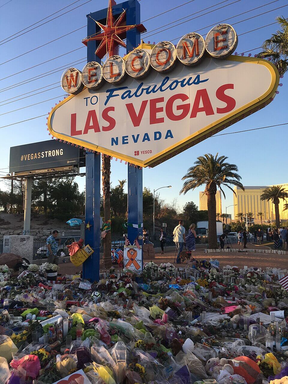 El célebre cartel de Las Vegas tras uno de los tiroteos más sangrientos de la historia