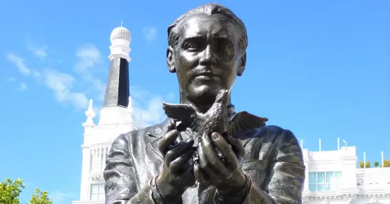 Estatua de Lorca en la plaza de Santa Ana de Madrid