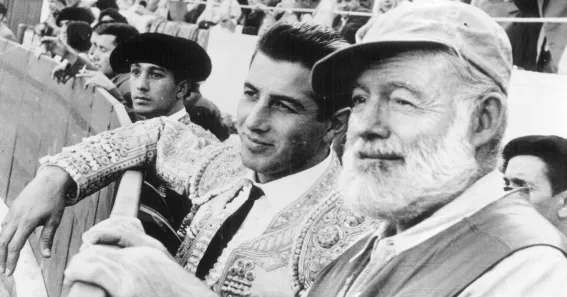 Ernest Hemingway en los toros en uno de sus viajes por España