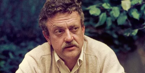 Kurt Vonnegut, autor de la novela Matadero 5 sobre el bombardeo de Dresde