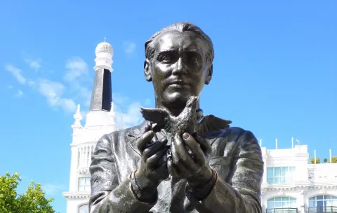 Estatua de Lorca en la plaza de Santa Ana de Madrid