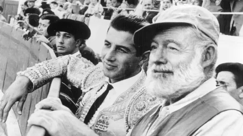 Ernest Hemingway en los toros en uno de sus viajes por España