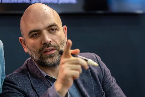 Roberto Saviano publica Grita